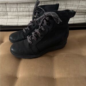 Sorel women’s Black Lace-Up Ankle Boots 10